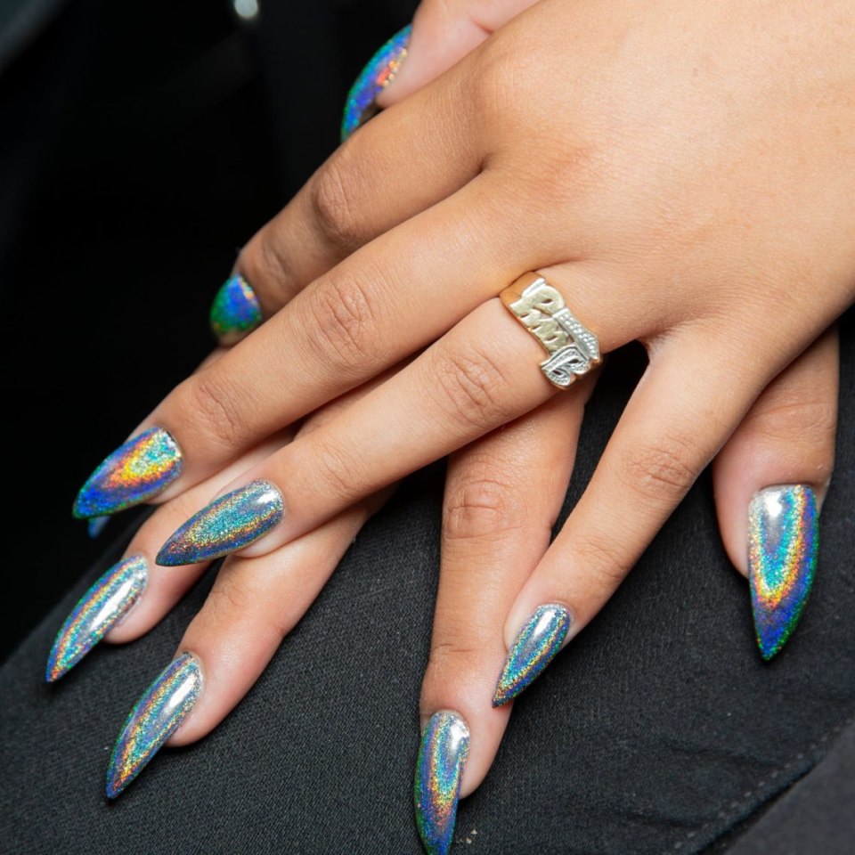 Шеллак на острые ногти