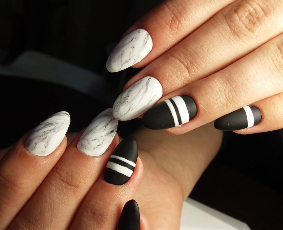 Черно белый маникюр на короткие ногти