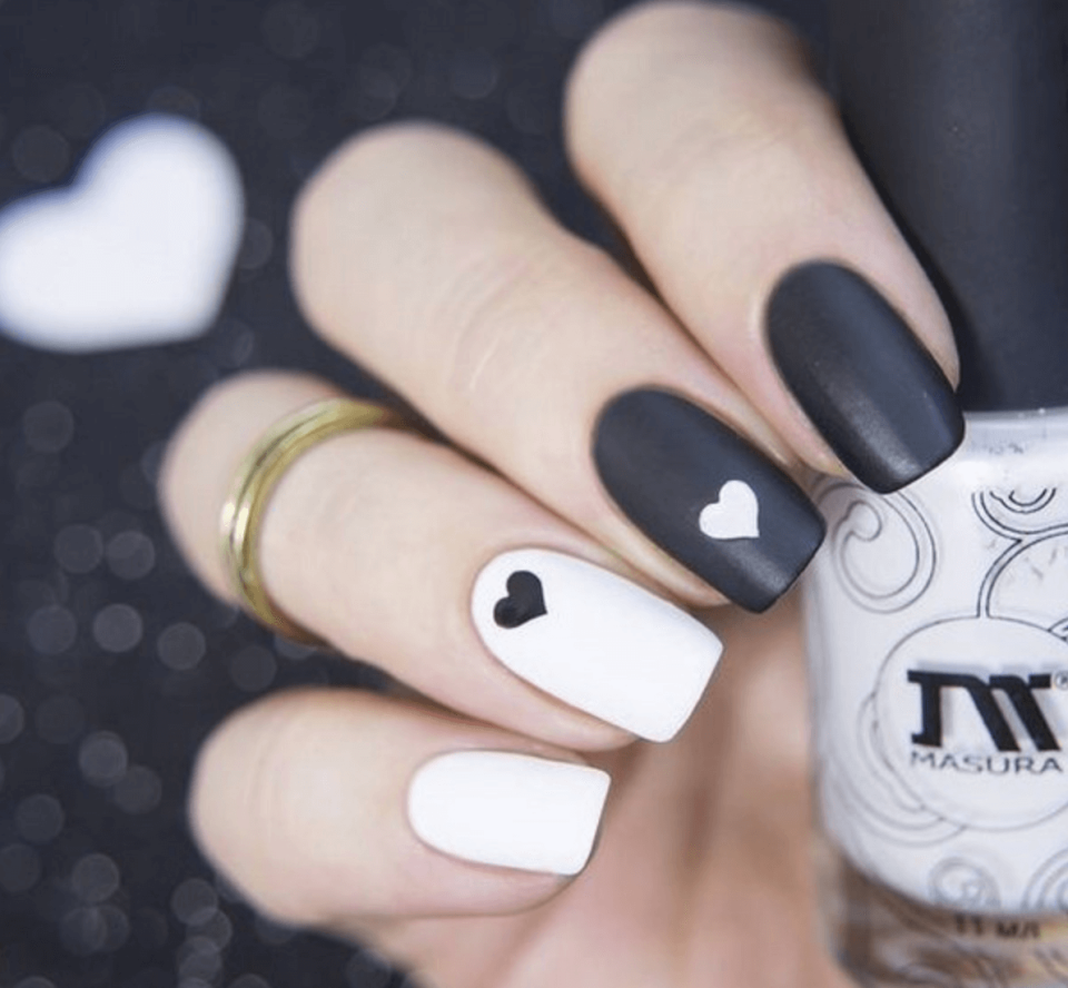 Маникюр белый с черным
