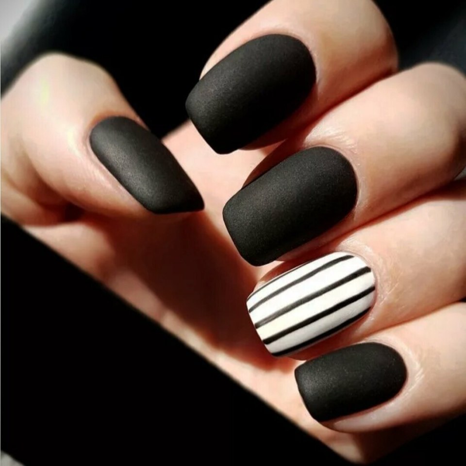 Красивый маникюр черный с белым