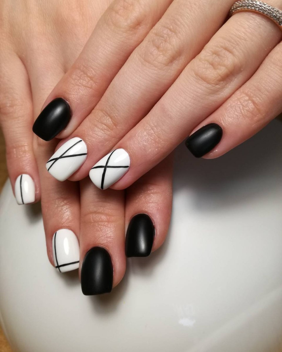 Маникюр белый с черным