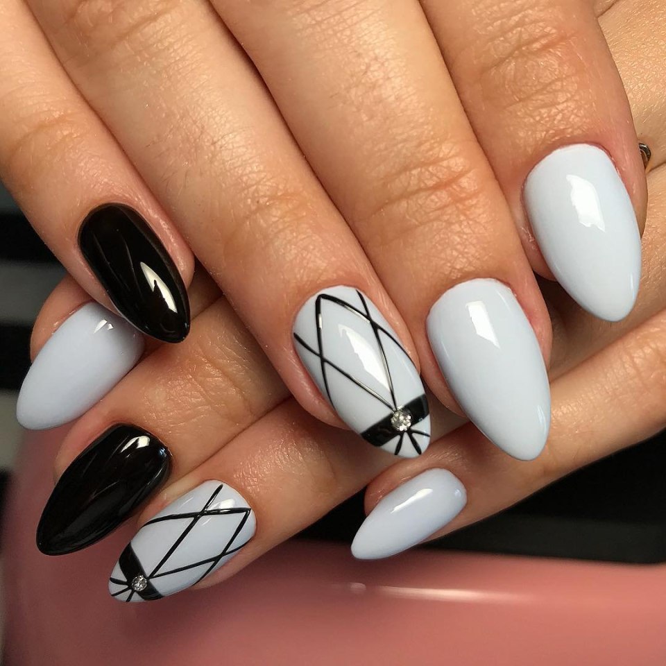 Красивый маникюр с полосками