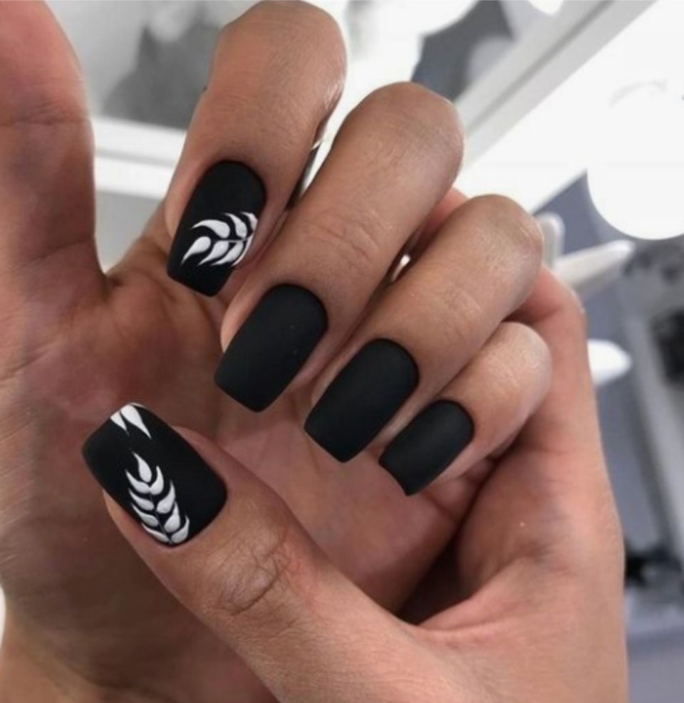 Черные матовые ногти