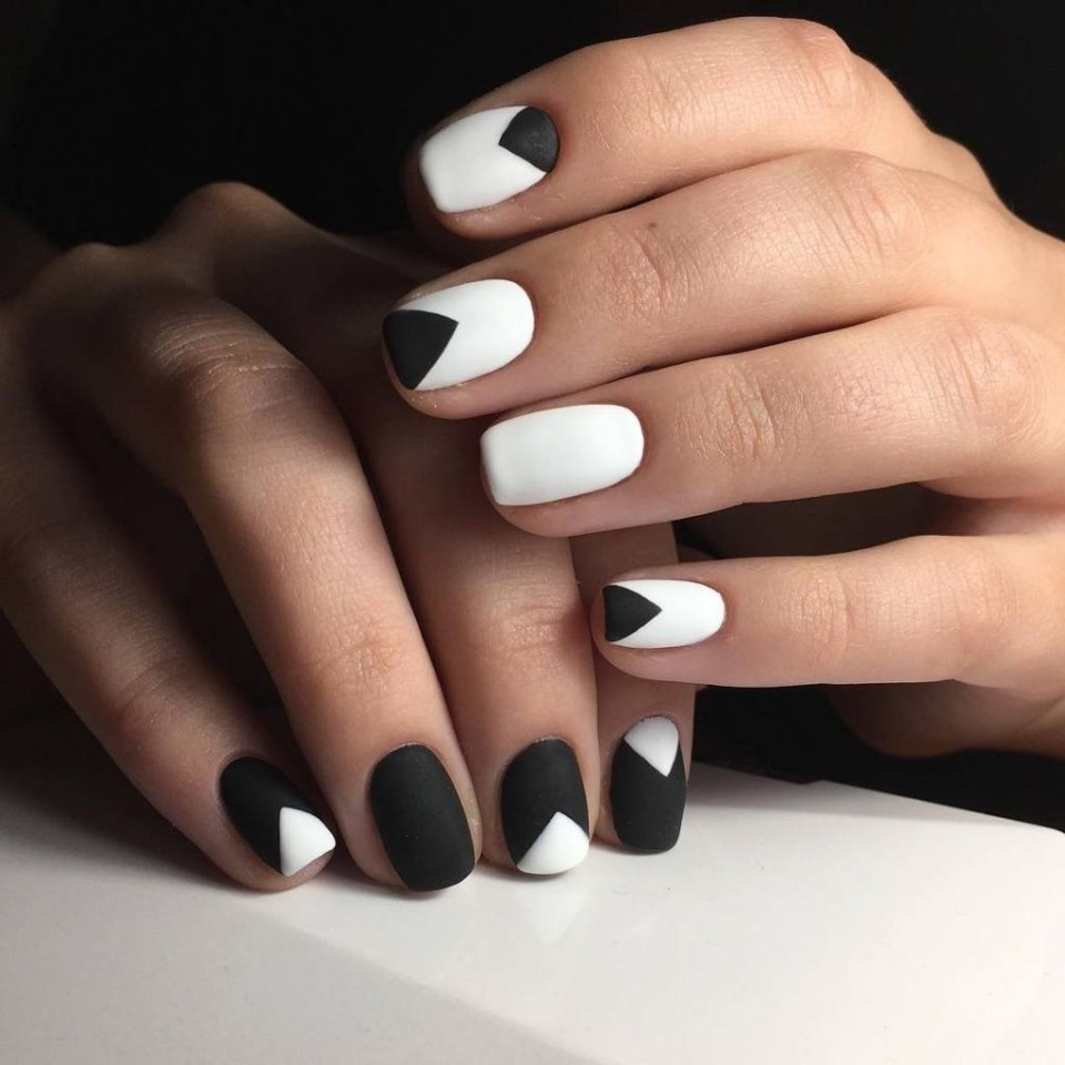 Черно белый маникюр