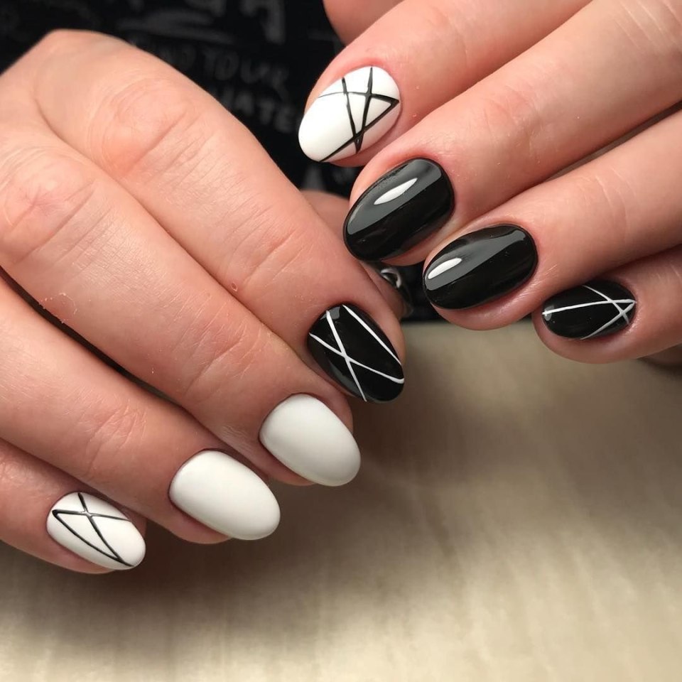 Маникюр белый с черным
