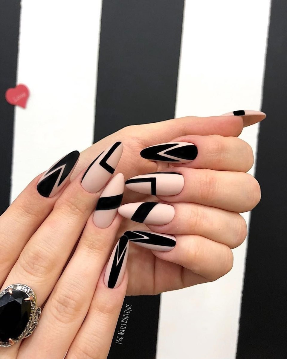 Красивый маникюр с полосками