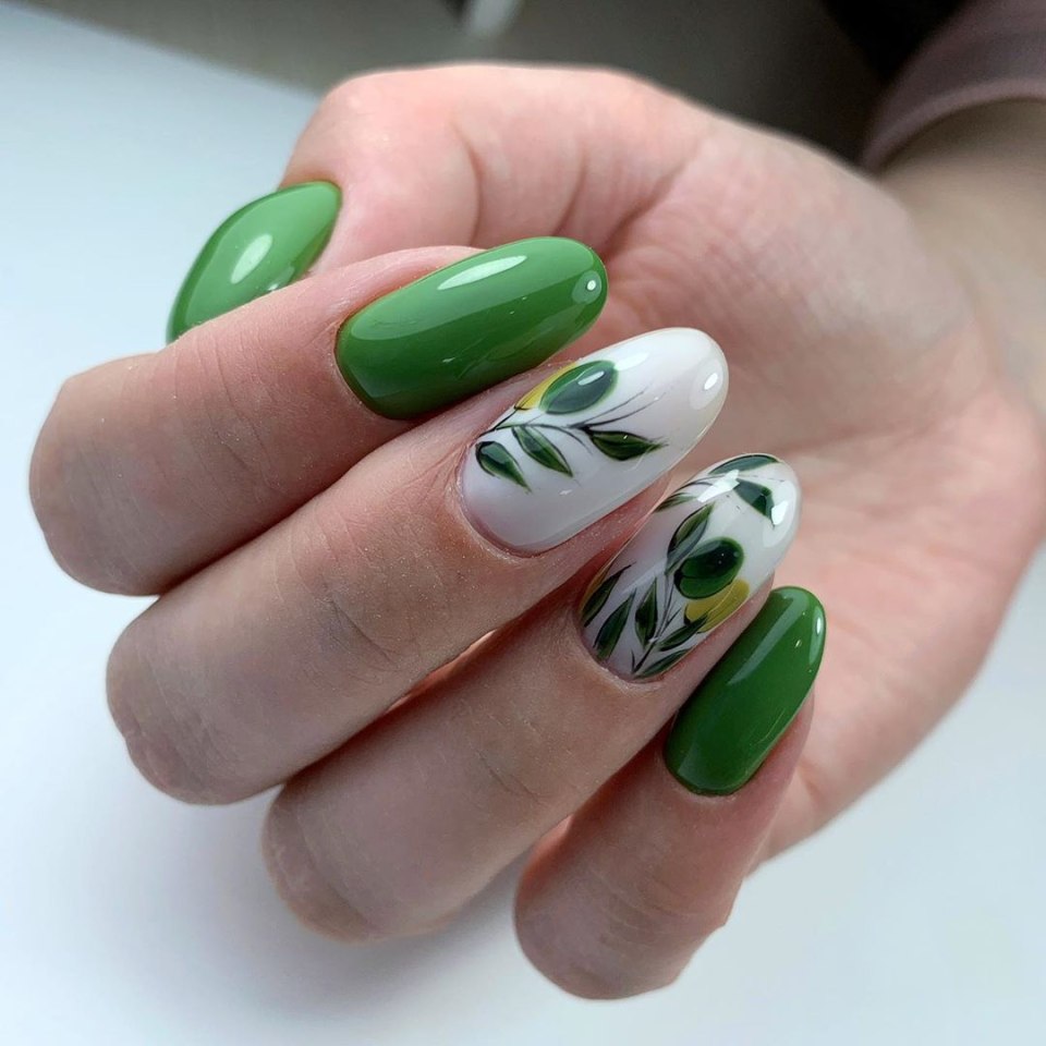 Маникюр с зеленой веточкой
