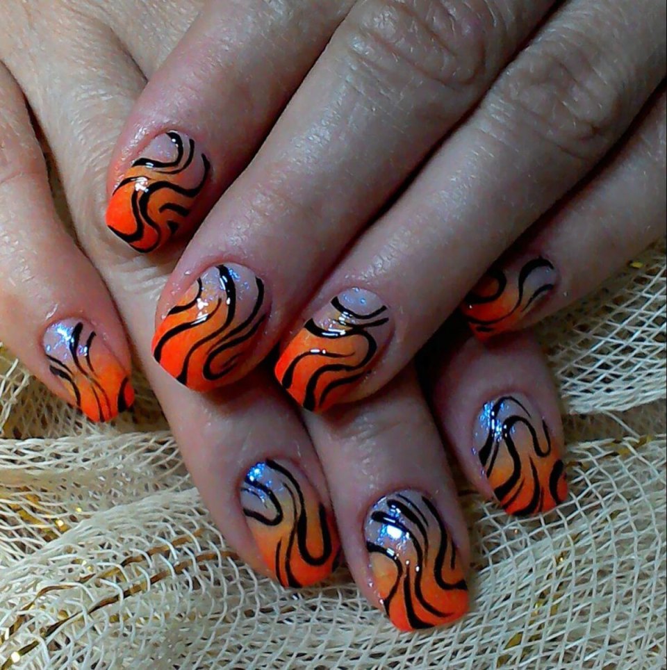 Ногти оранжевые с черным