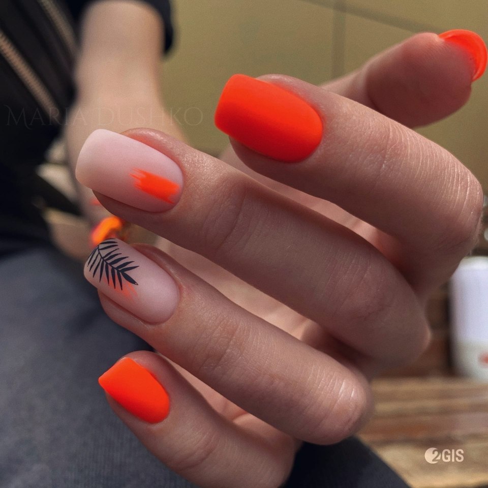 Маникюр оранжевый с черным