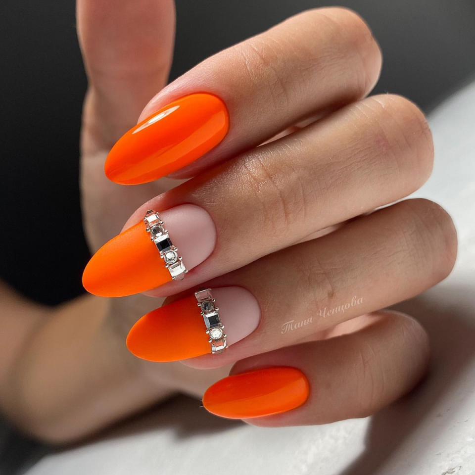 Оранжевые ногти с черным френчем
