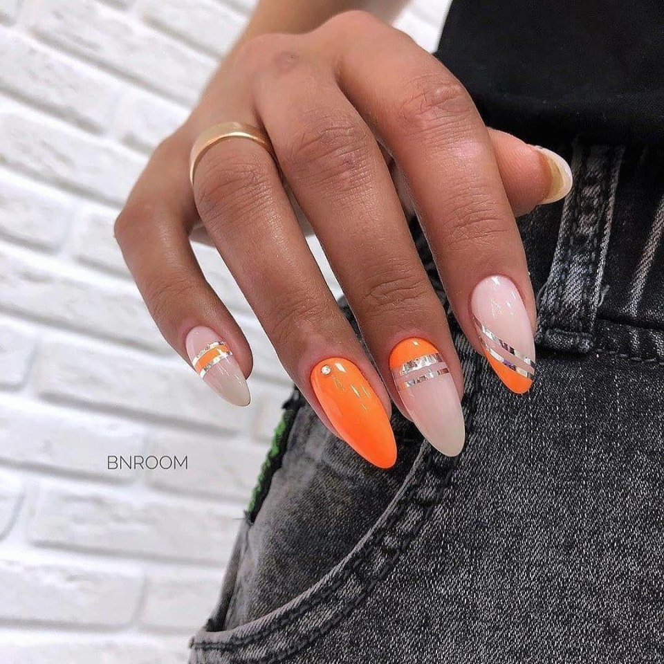 Маникюр терракотового цвета с золотом