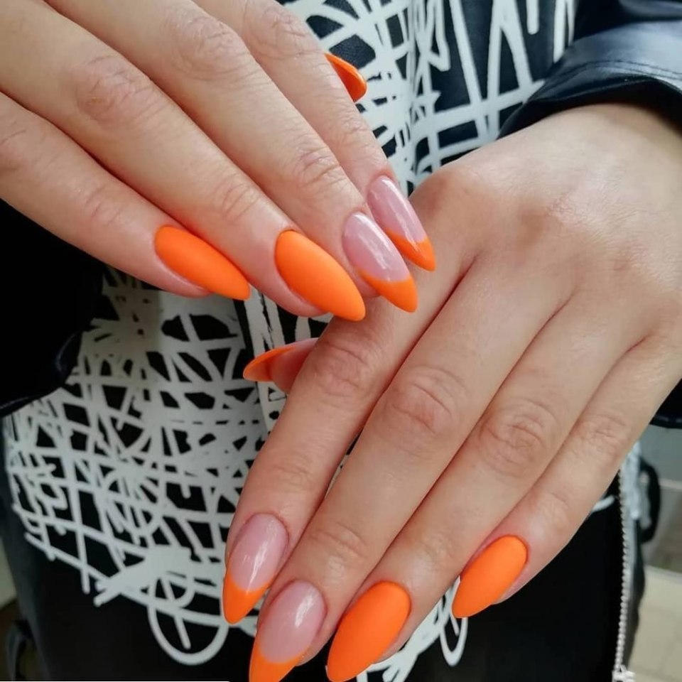 Маникюр оранжевый с черным