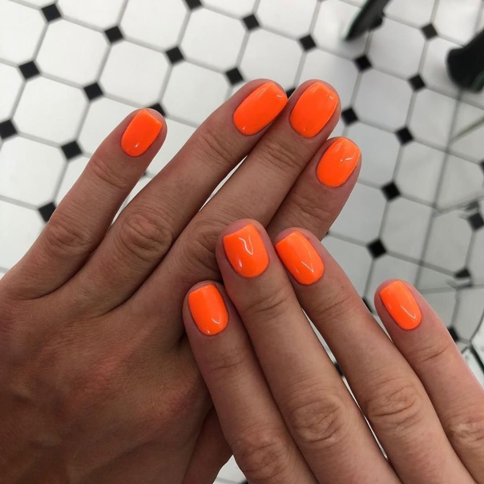 Маникюр оранжевый с молочным
