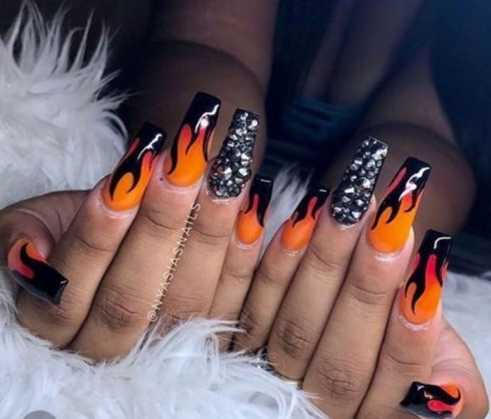 Оранжевый маникюр с геометрией