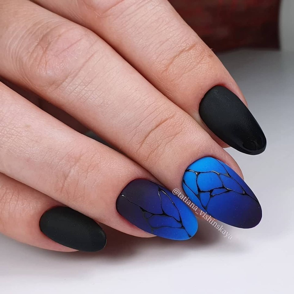Черно синий маникюр