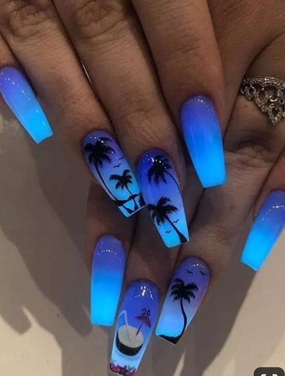 Яркие необычные ногти