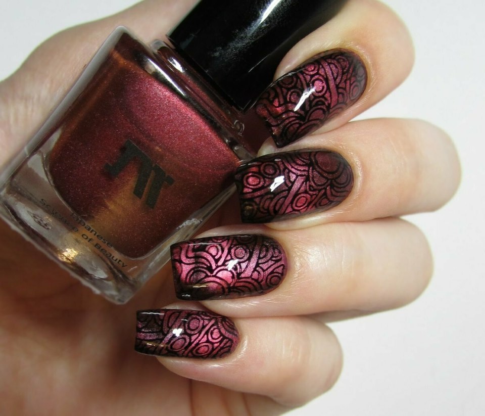 Бордовый маникюр с втиркой