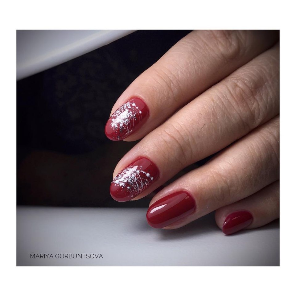 Маникюр бордовый матовый с паутинкой