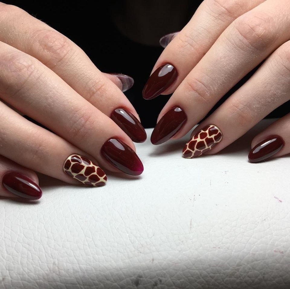 Необычные красные ногти