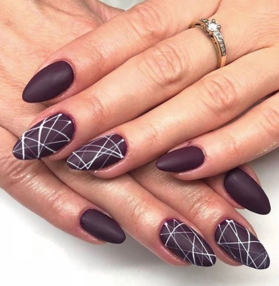 Бордовый маникюр с паутинкой