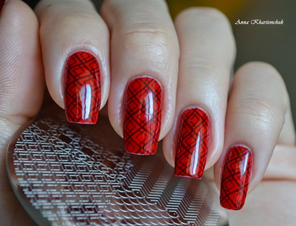 Черный маникюр с паутиной