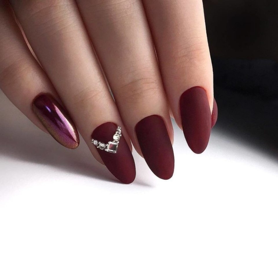Бордовые овальные ногти