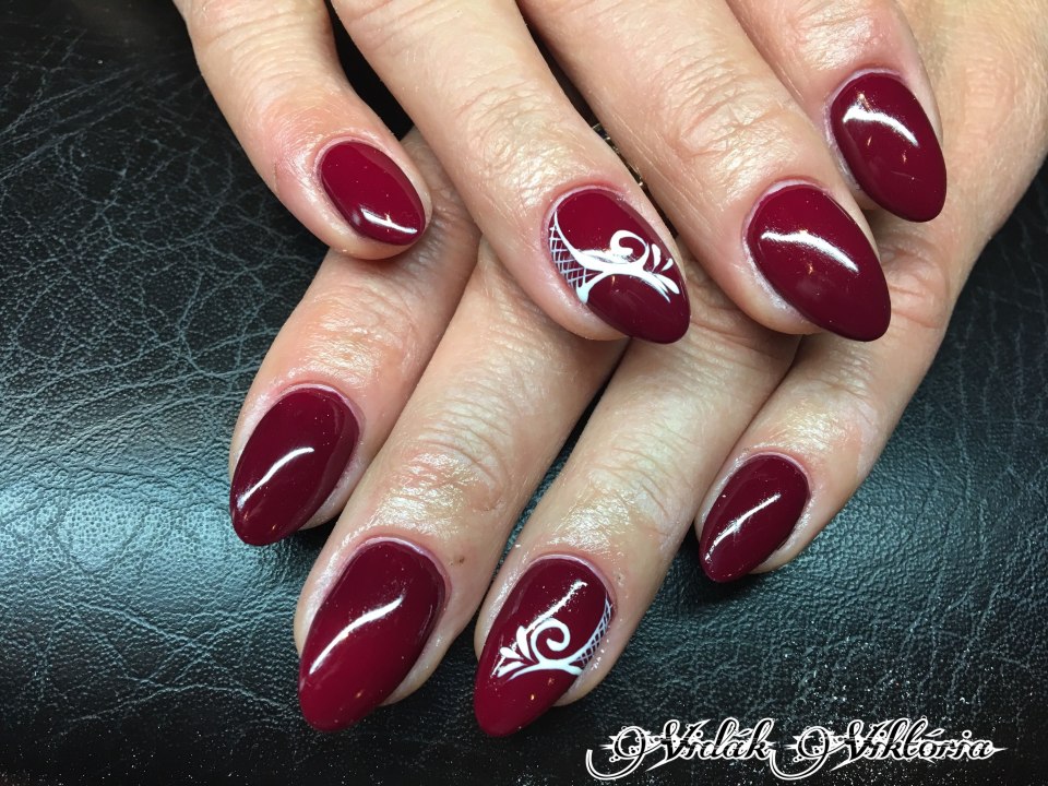 Ногти бордо с белыми кружевами