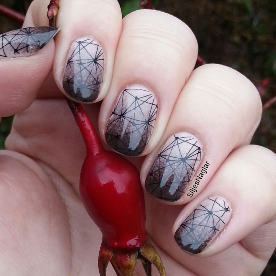 Маникюр с паутинкой