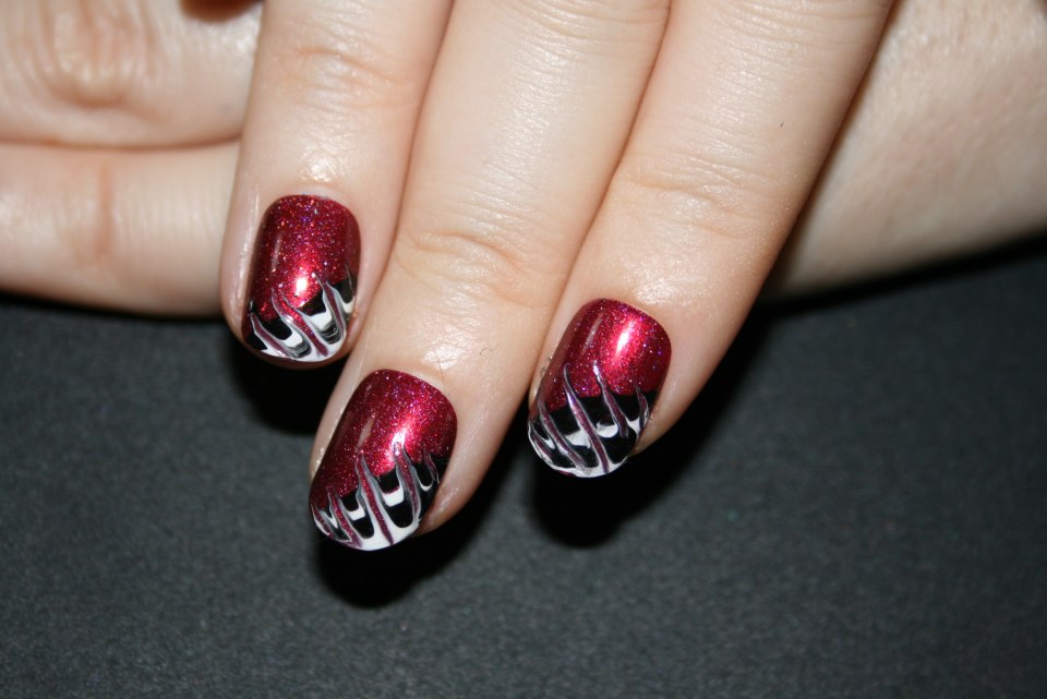 Маникюр Хэллоуин черно красный