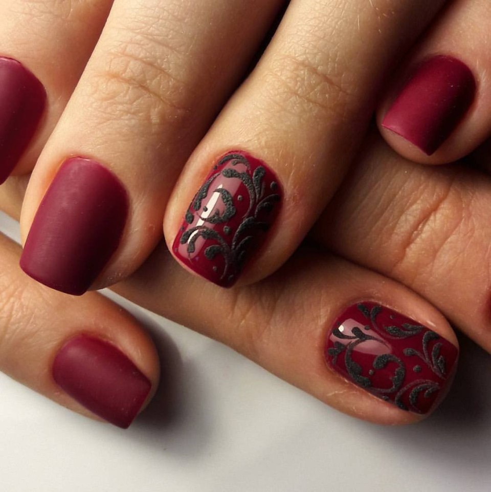 Бордовый маникюр с паутинкой