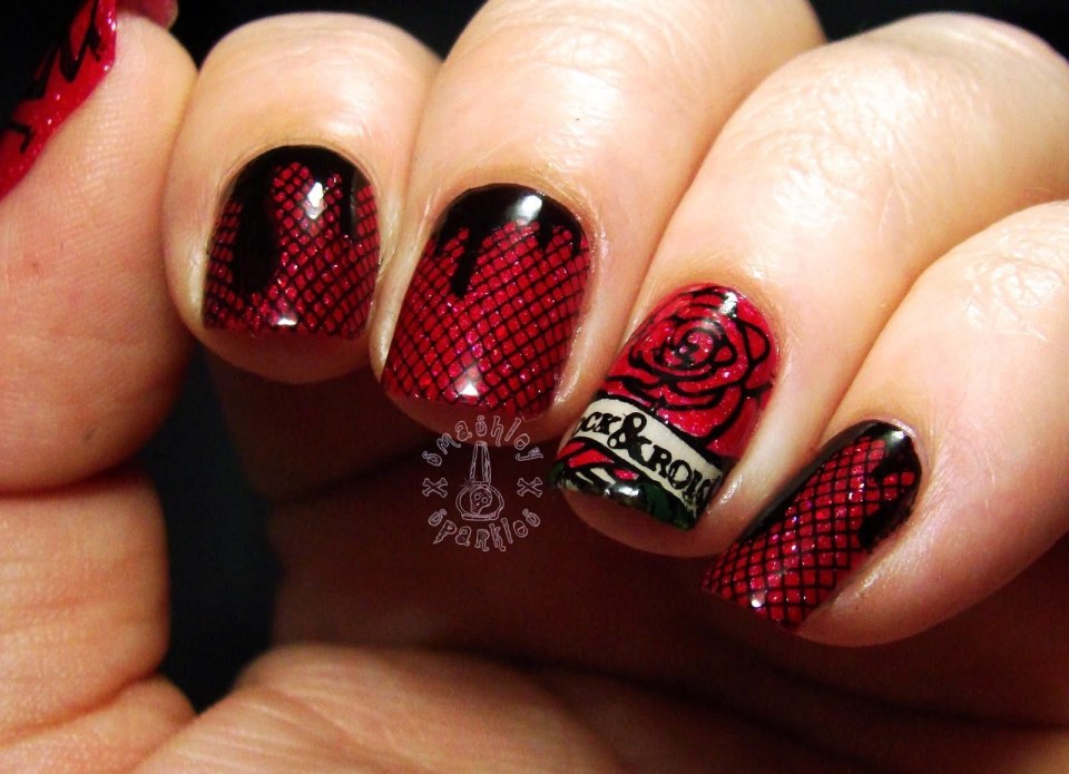 Красный маникюр с паутинкой