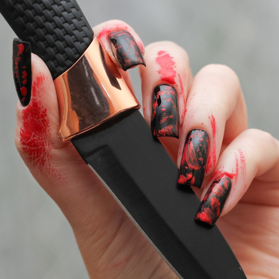 Бордовый маникюр стемпинг