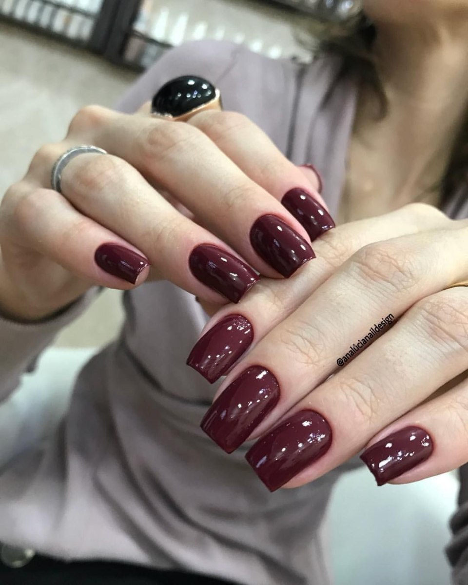 Маникюр красный с паутинкой для дизайна