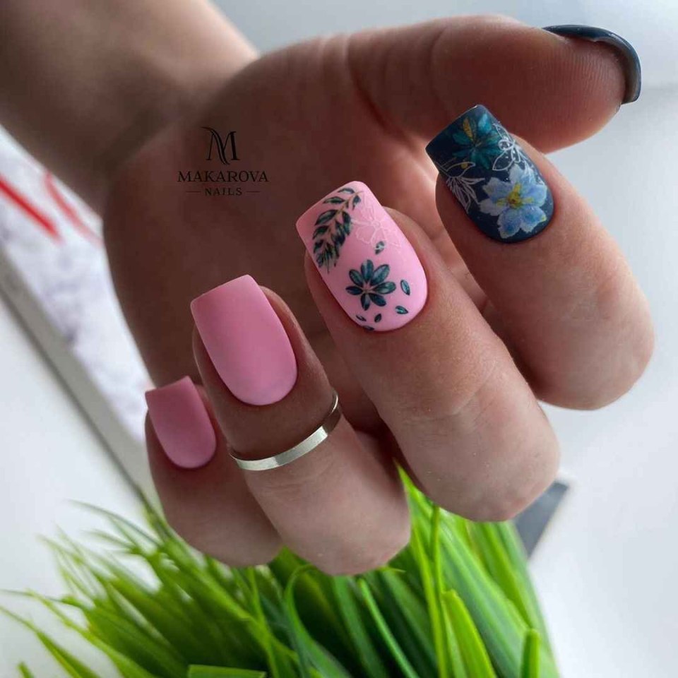 Маникюр на август