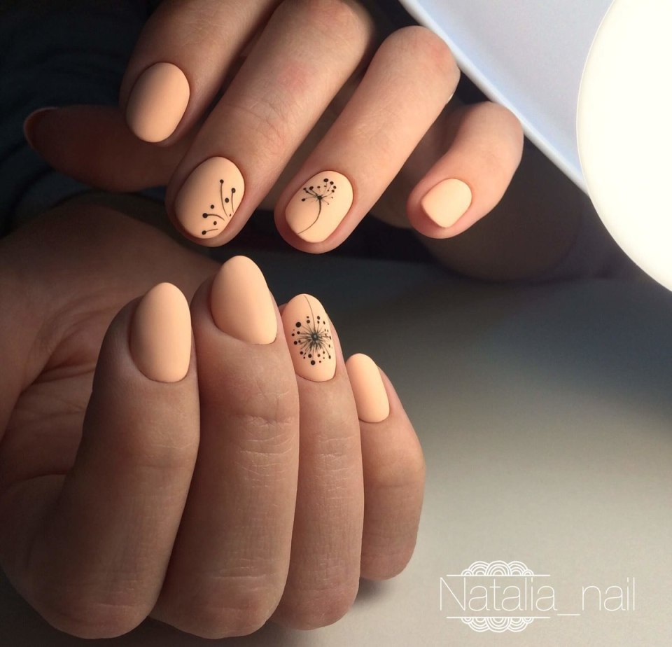 Бежевый маникюр на короткие ногти с наклейками