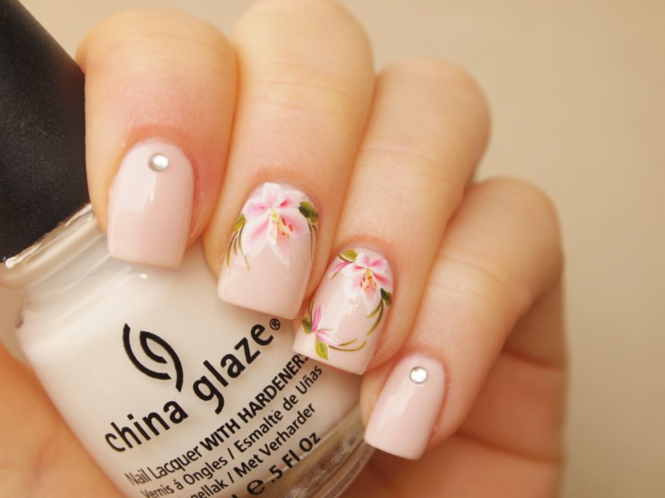 Бежевый маникюр с цветочками