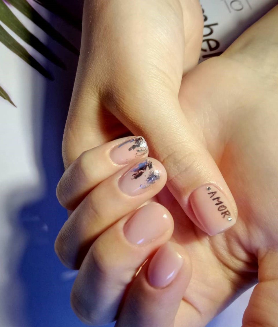 Маникюр бежевый с рисунком