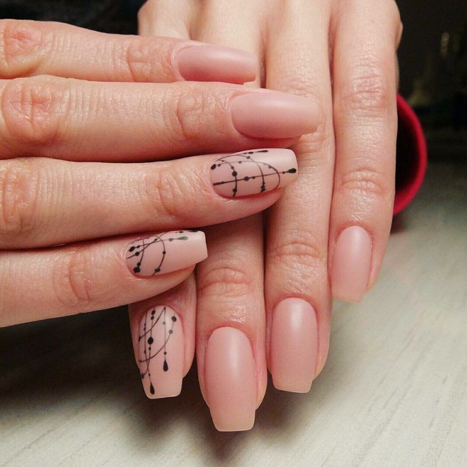 Нюдовый маникюр с наклейками