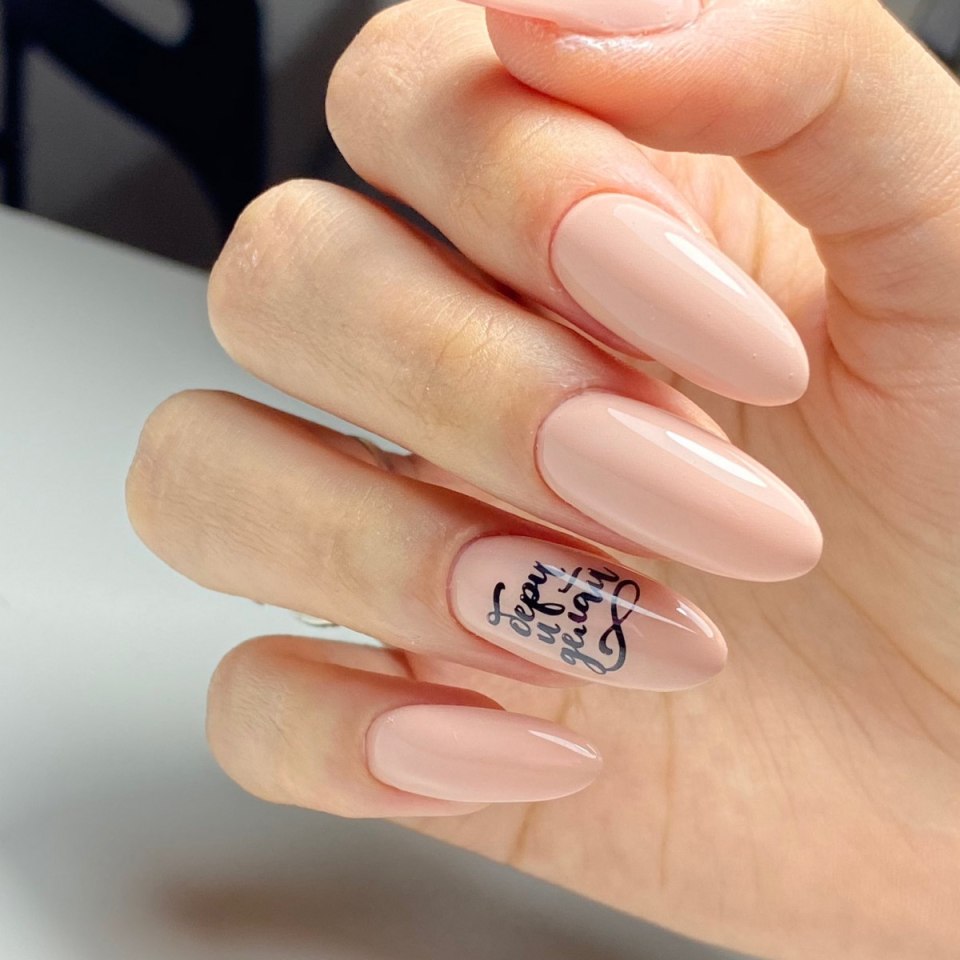 Маникюр нюдовые