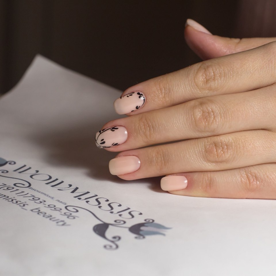 Нюдовый маникюр с геометрией миндаль