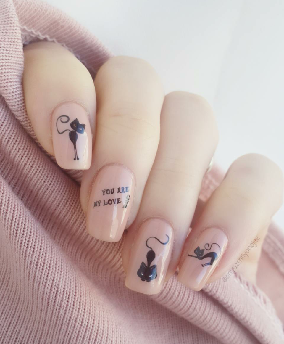 Бежевый маникюр со слайдерами