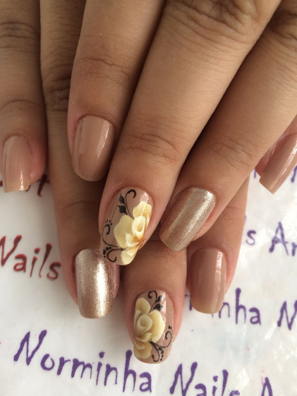 Бежевые ногти