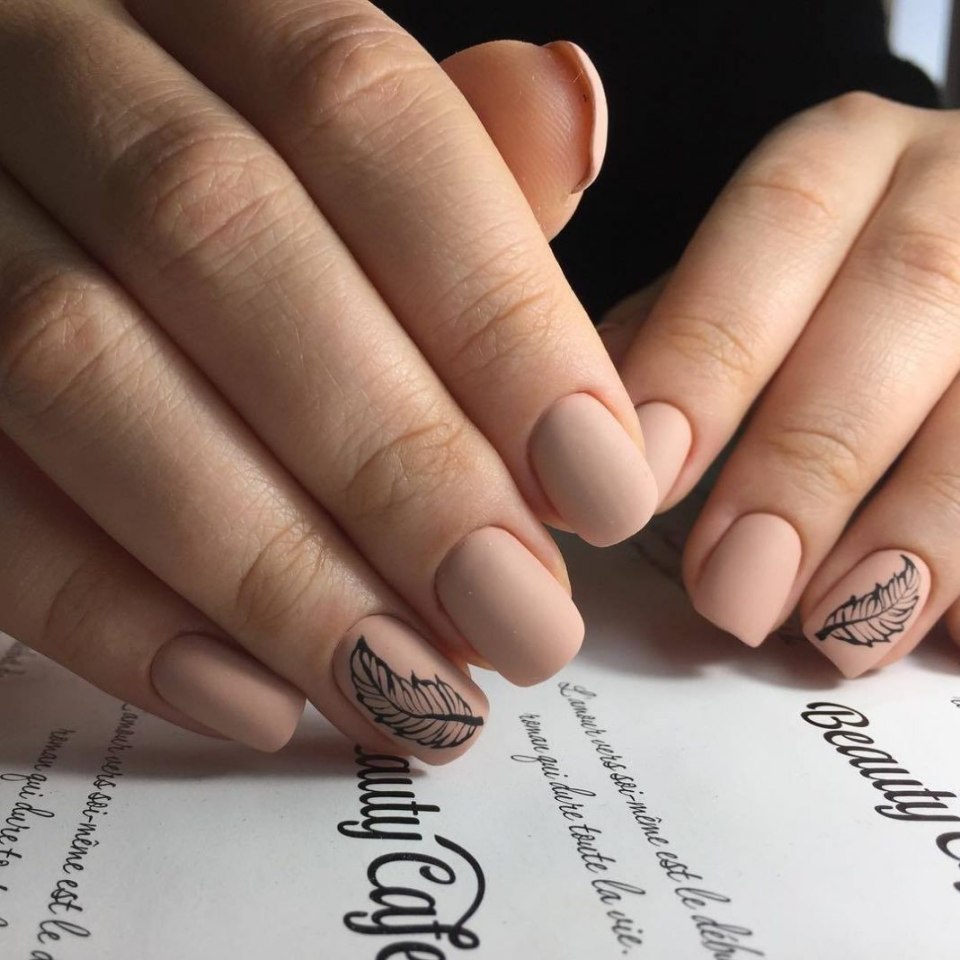 Матовый нюдовый маникюр