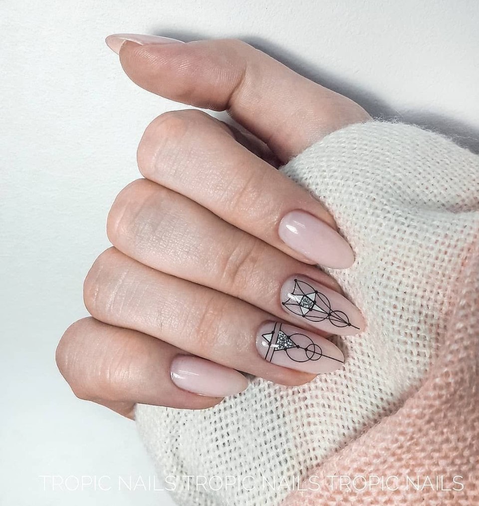Молочный маникюр с узором