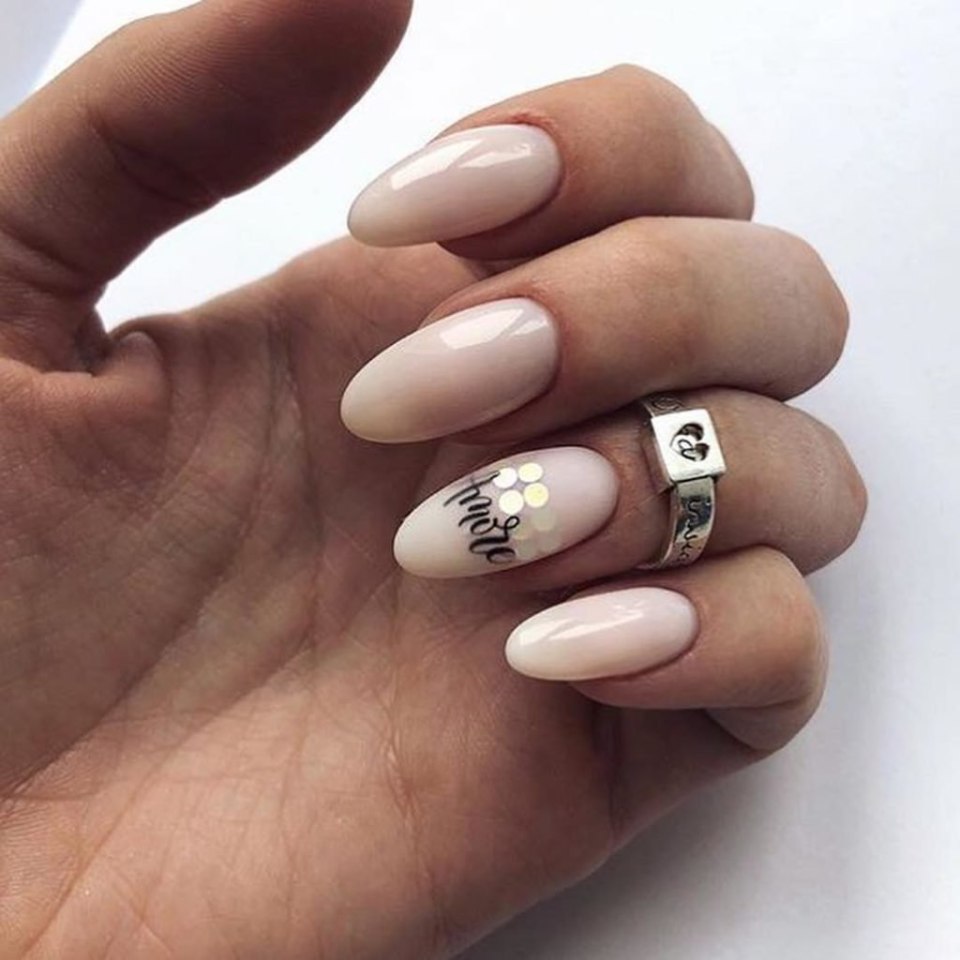 Маникюр миндаль матовый нюд