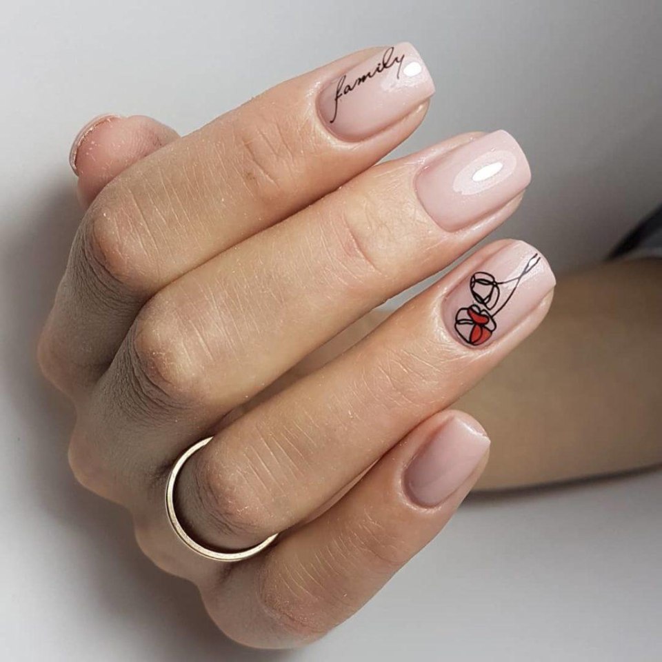 Бежевые ногти с наклейками