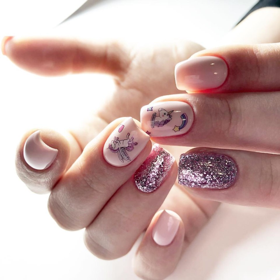 Маникюр бежевый с блестками