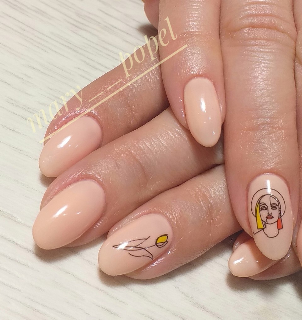 Нюдовый маникюр с наклейками