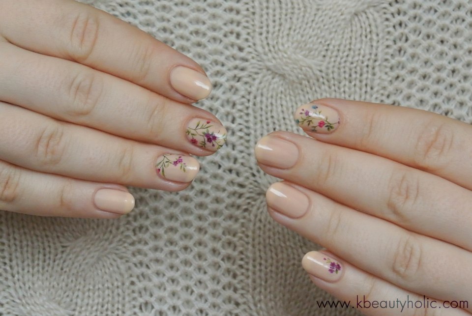 Бежевый маникюр со стемпингом