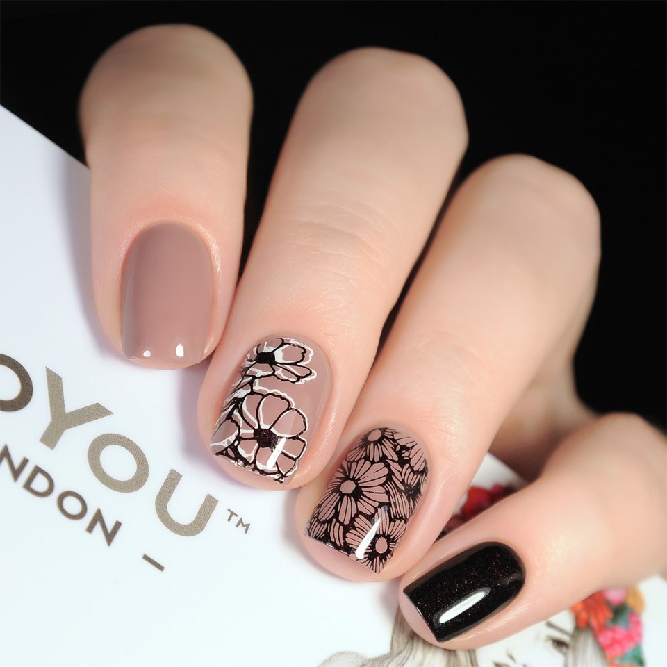 Молочный маникюр со слайдерами